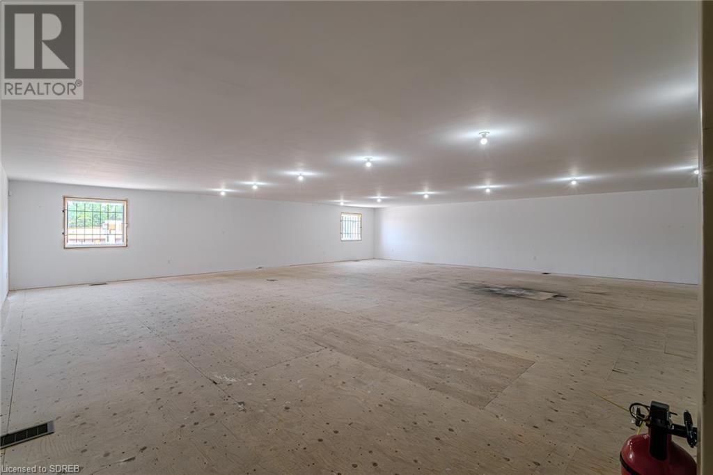 316 Queensway W Property Photo 29