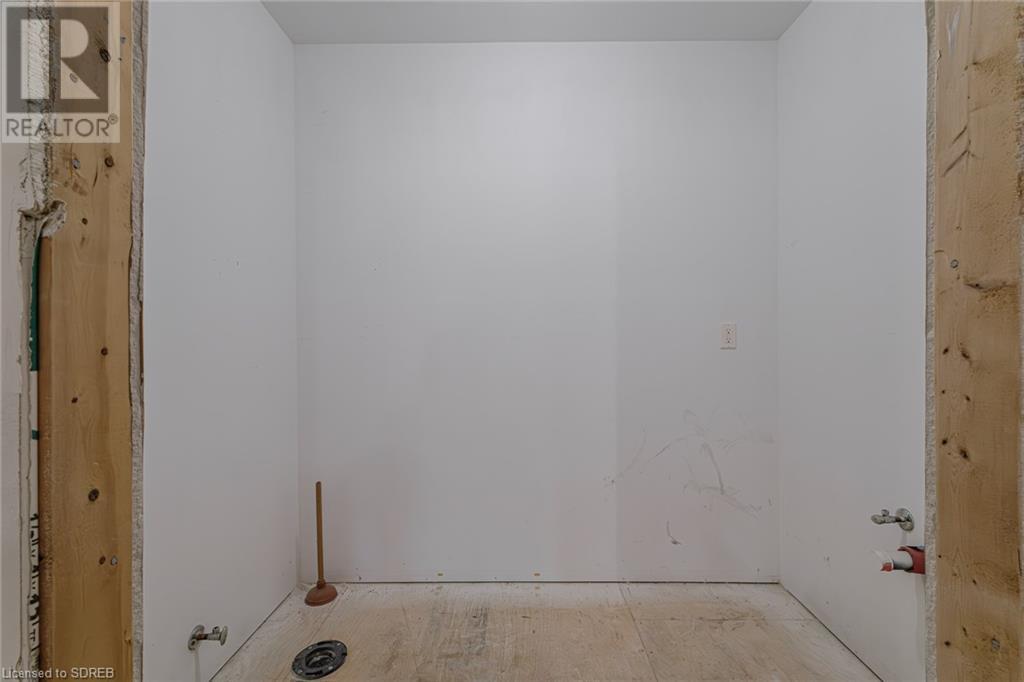 316 Queensway W Property Photo 32