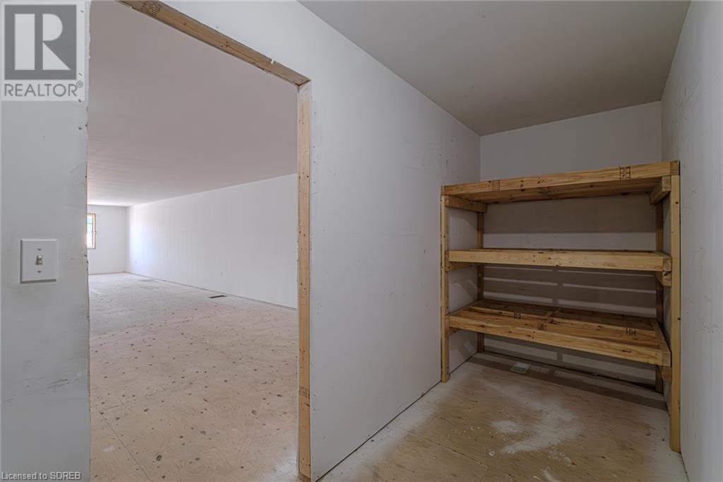 316 Queensway W Property Photo 36