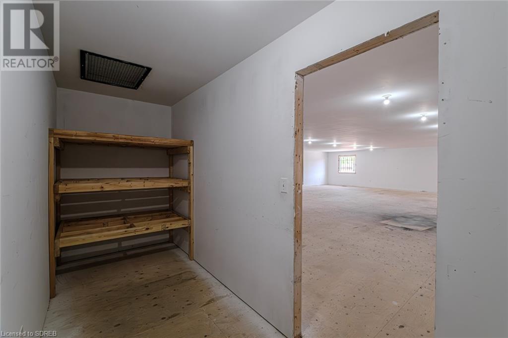 316 Queensway W Property Photo 37