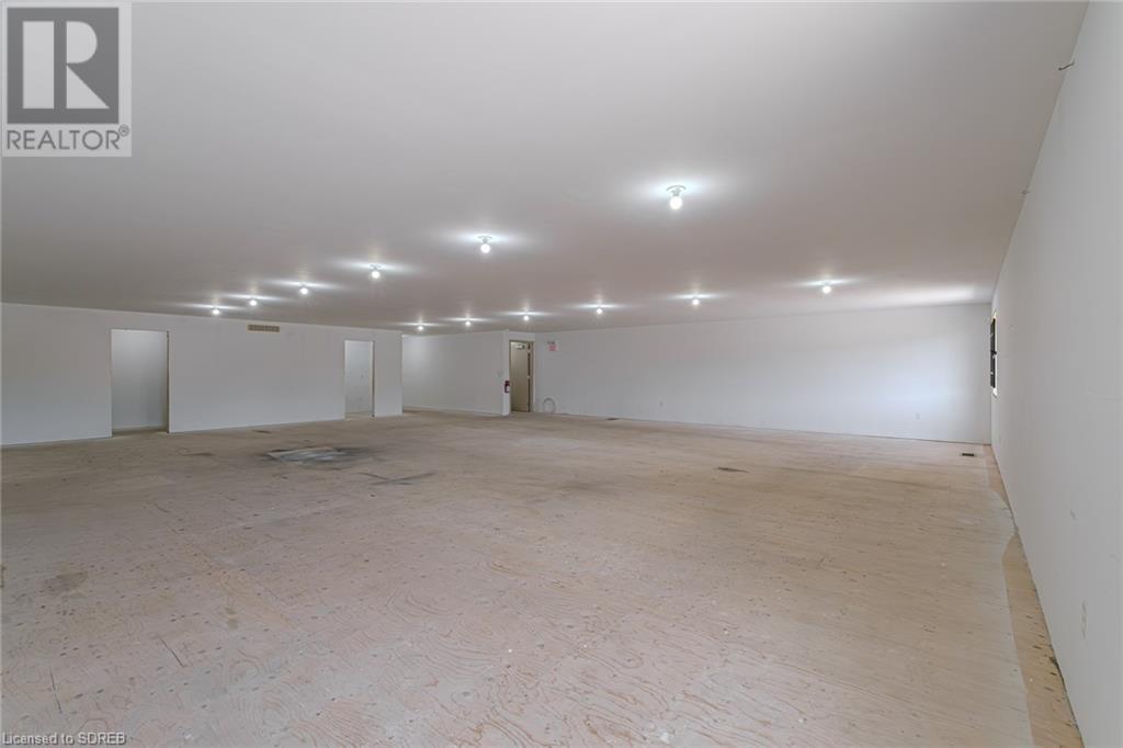 316 Queensway W Property Photo 38