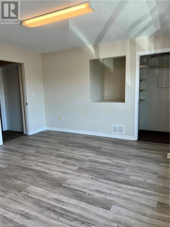 340 Henry Street Unit# 12 Upr Property Photo 6