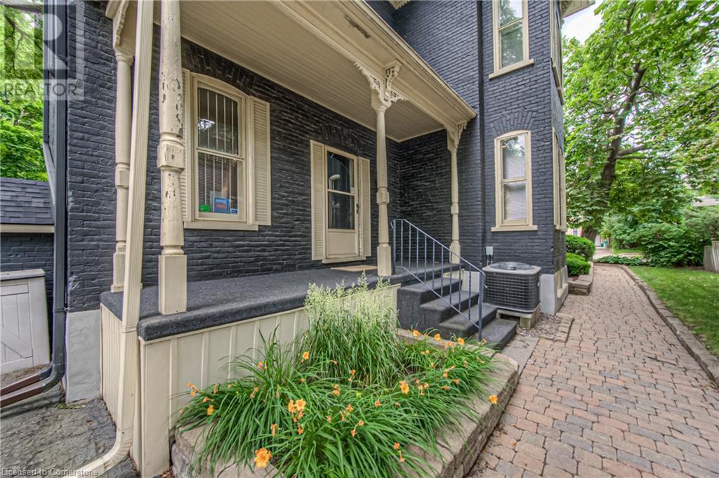 106 Young Street W Property Photo 6