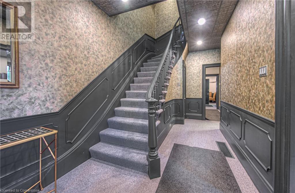106 Young Street W Property Photo 8