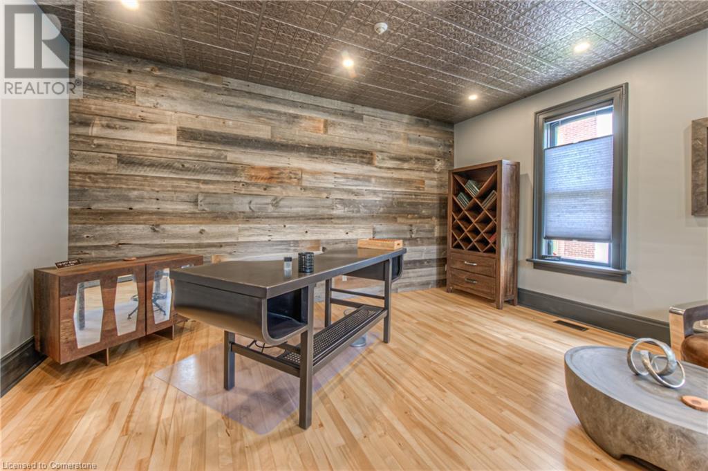 106 Young Street W Property Photo 9