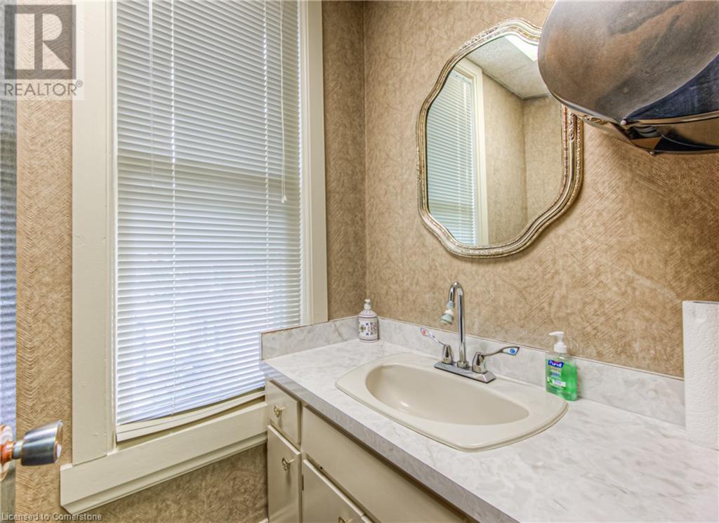 106 Young Street W Property Photo 19