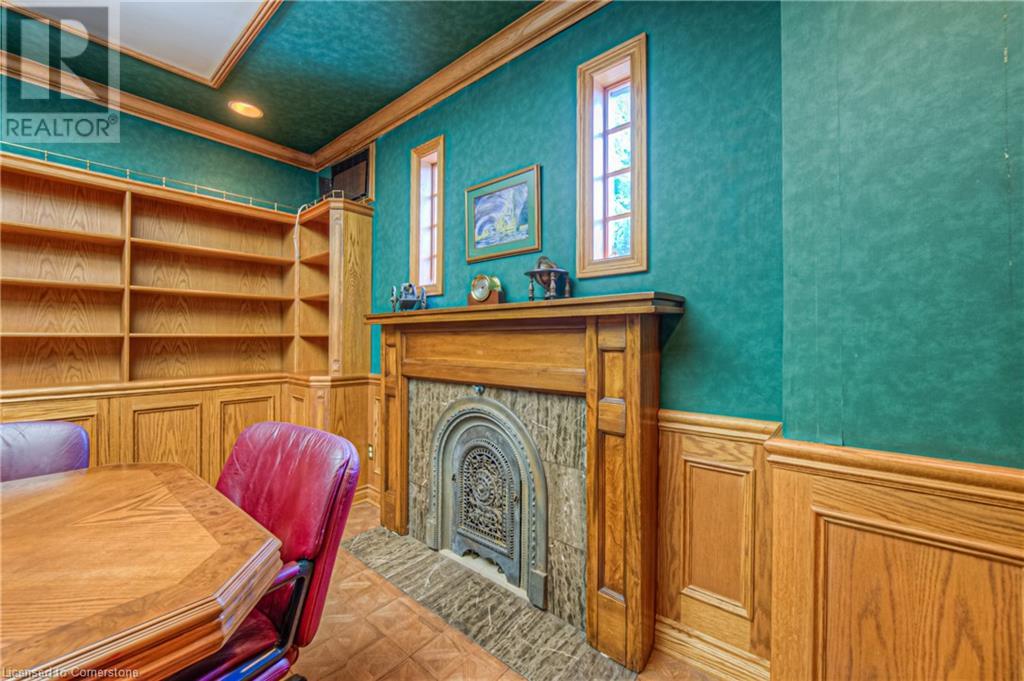 106 Young Street W Property Photo 22