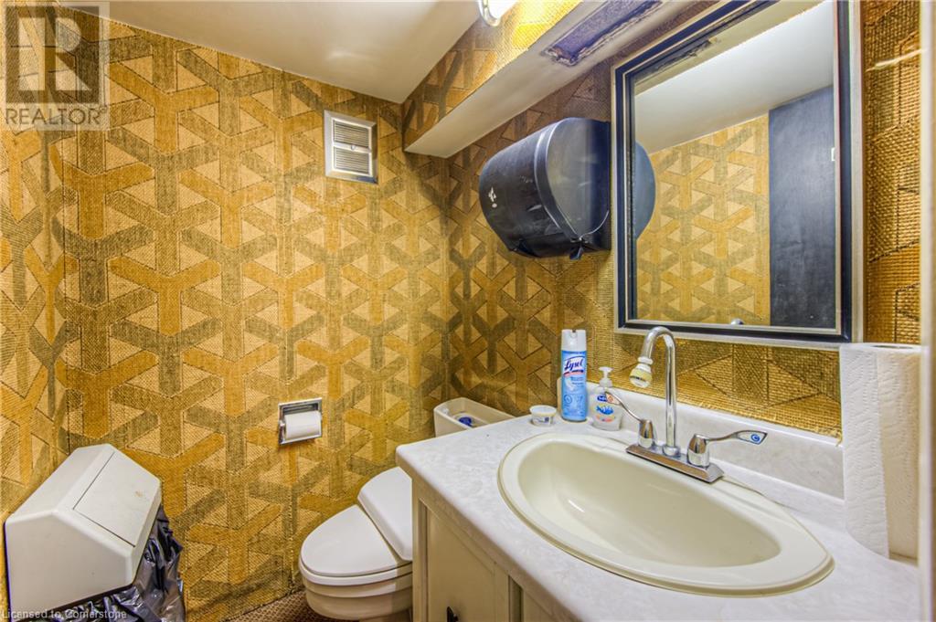 106 Young Street W Property Photo 31