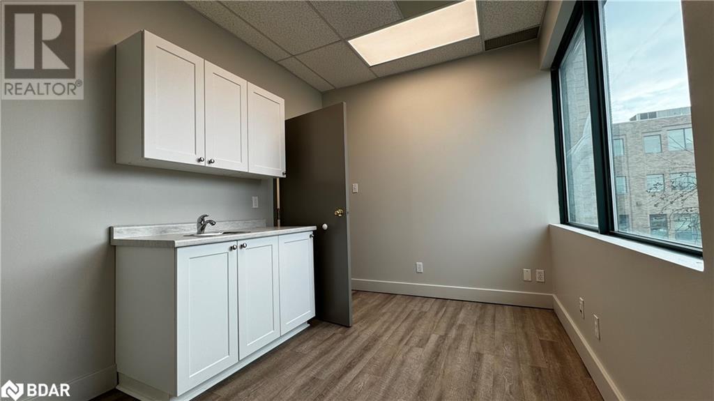 190 Cundles Road E Unit# 201d Property Photo 10