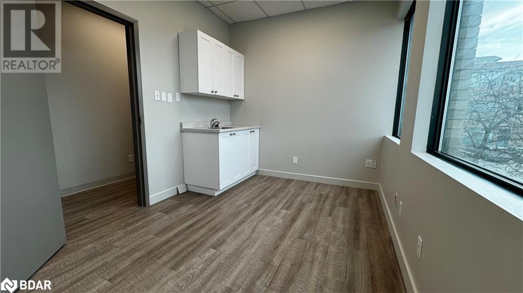 190 Cundles Road E Unit# 201d Property Photo 13