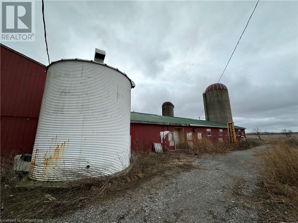 5463 Chippewa Road E Unit# Barn Property Photo 12