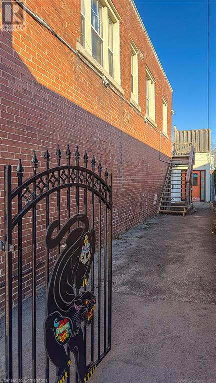 868 King Street W Property Photo 17