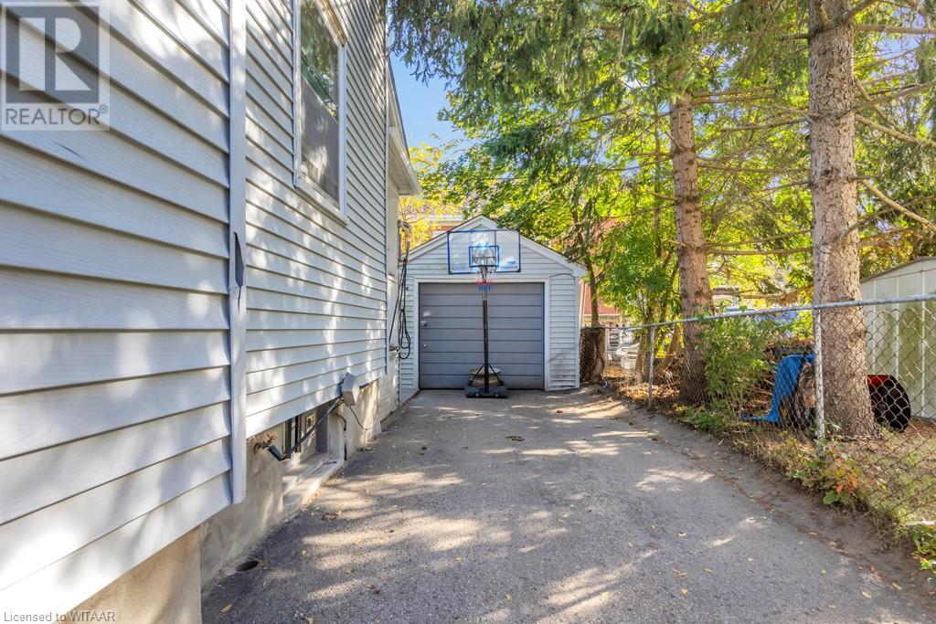 112 Wellington Street N Property Photo 3