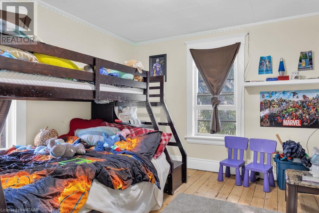 112 Wellington Street N Property Photo 18