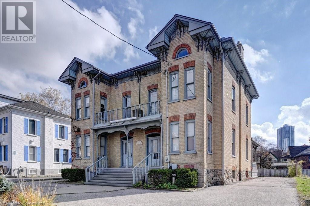 171 Victoria Street N Property Photo 1