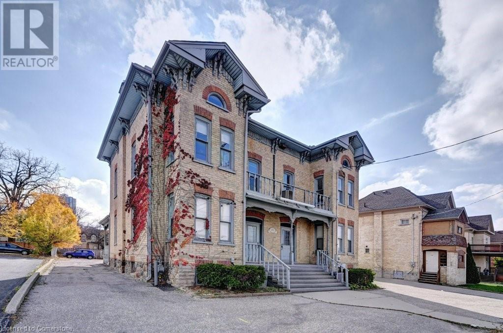 171 Victoria Street N Property Photo 2