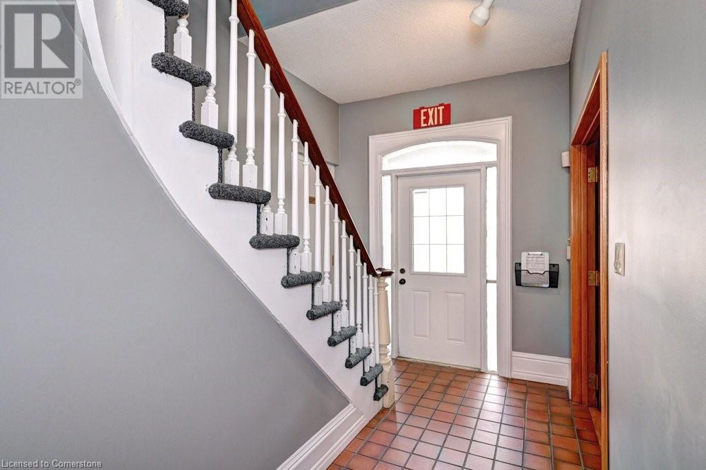171 Victoria Street N Property Photo 6