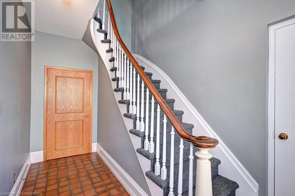 171 Victoria Street N Property Photo 8