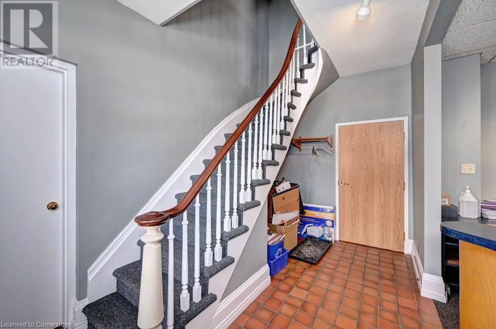 171 Victoria Street N Property Photo 16