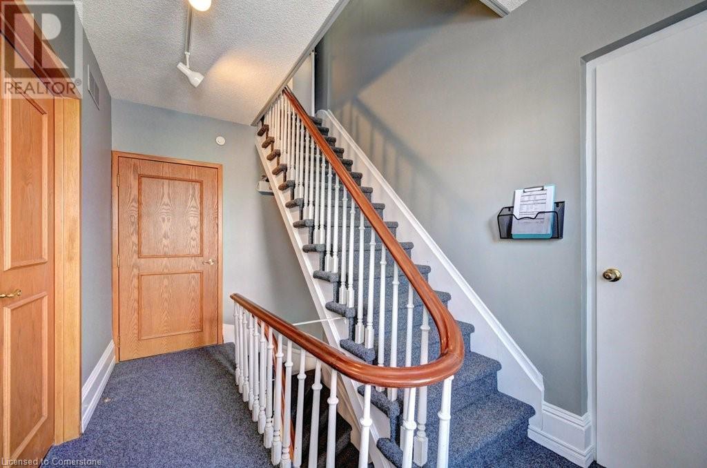 171 Victoria Street N Property Photo 22