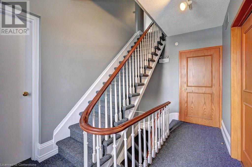 171 Victoria Street N Property Photo 23
