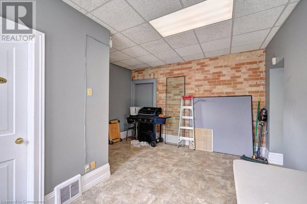 171 Victoria Street N Property Photo 31
