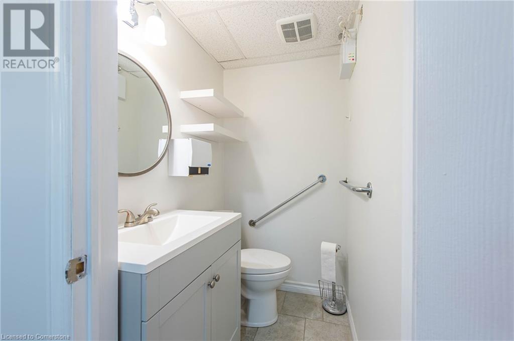 585 Queen Street S Property Photo 14