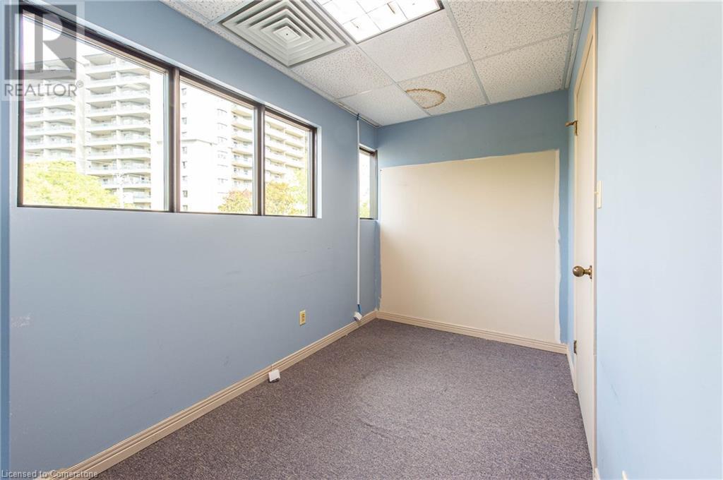 585 Queen Street S Property Photo 27
