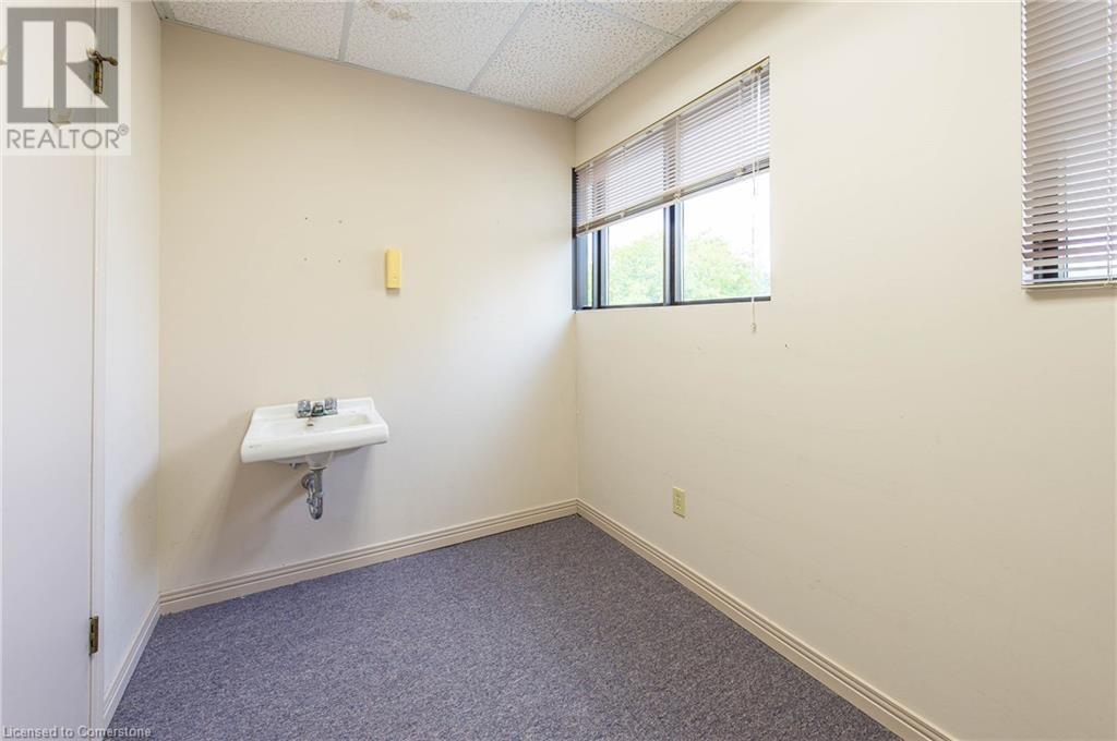 585 Queen Street S Property Photo 29
