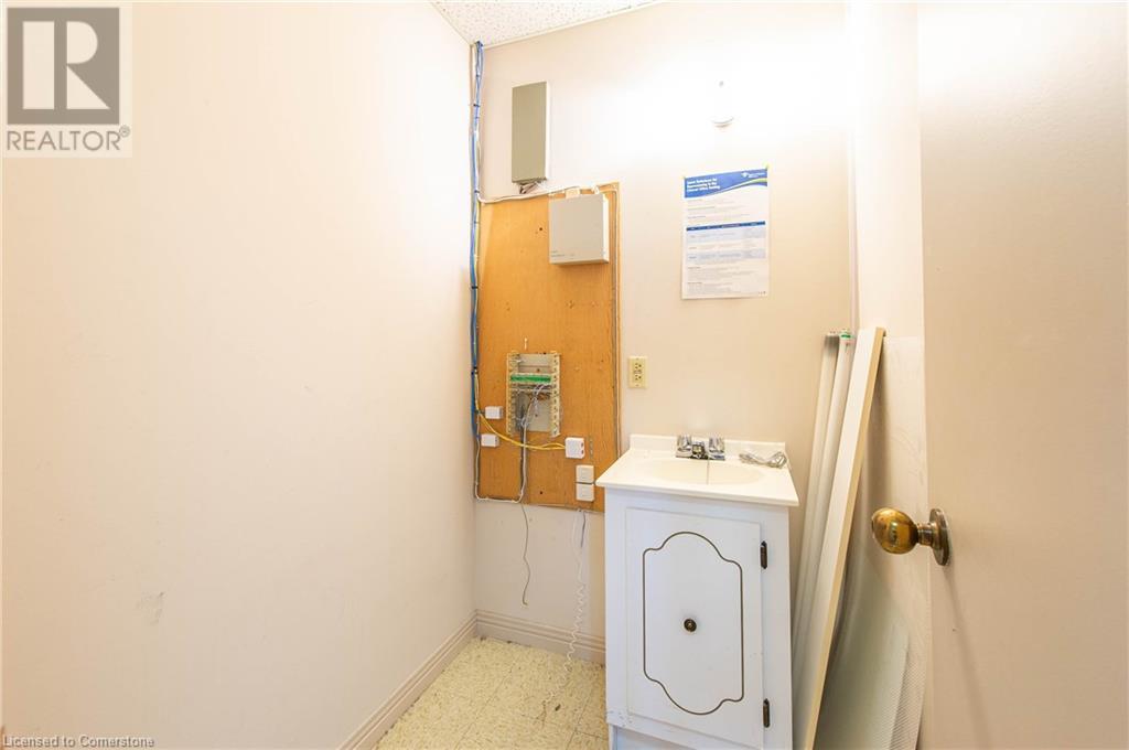 585 Queen Street S Property Photo 31