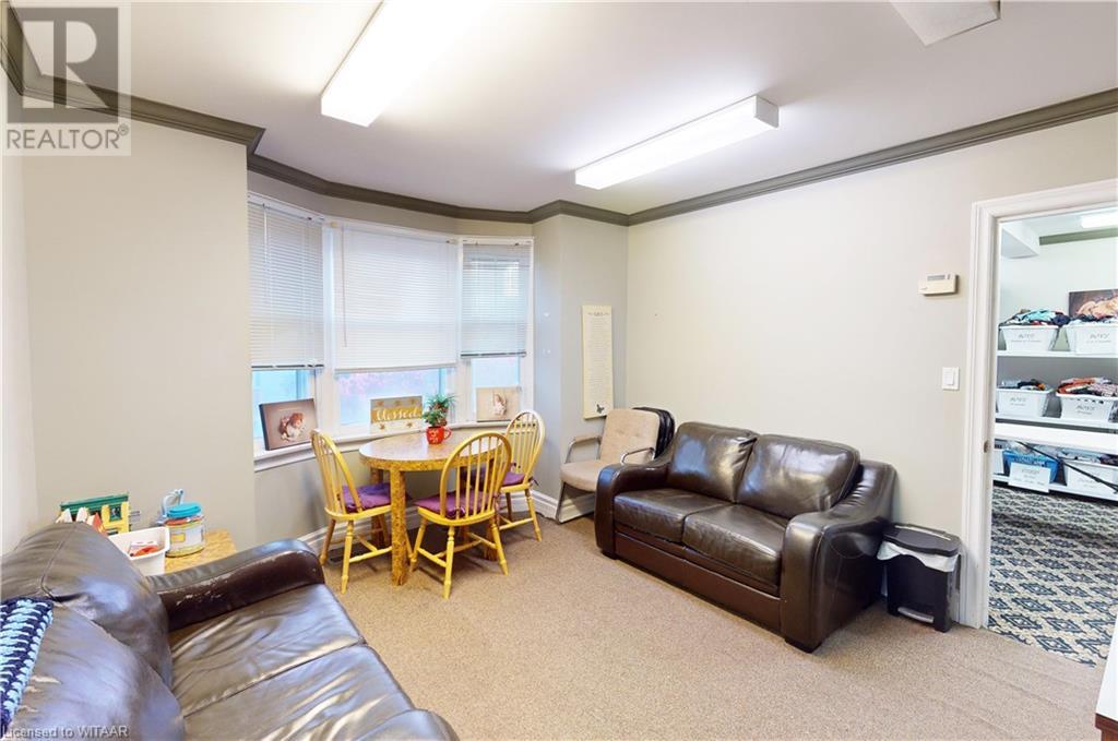 28 Wellington Street N Property Photo 9