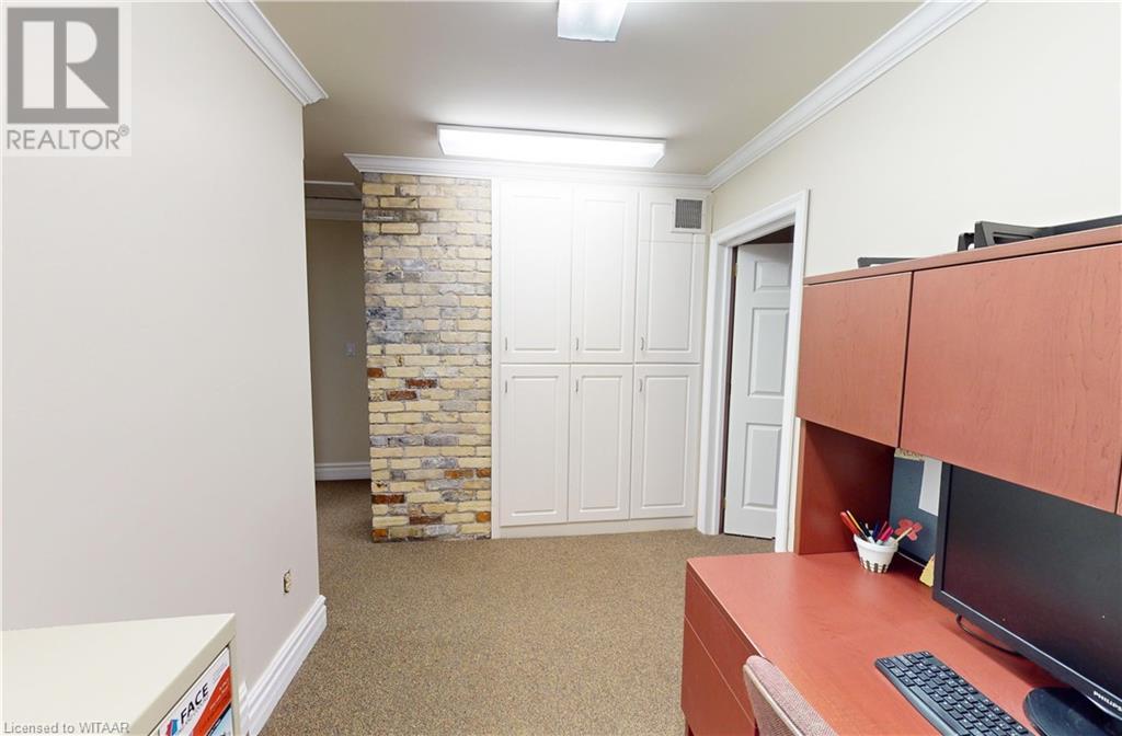 28 Wellington Street N Property Photo 15