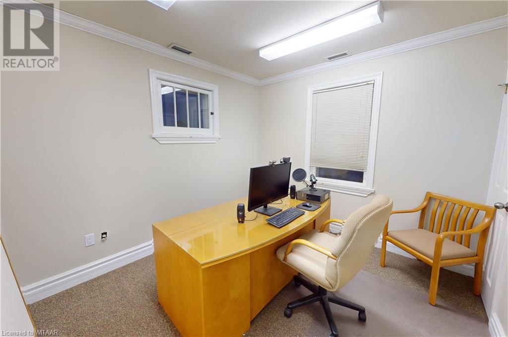 28 Wellington Street N Property Photo 17