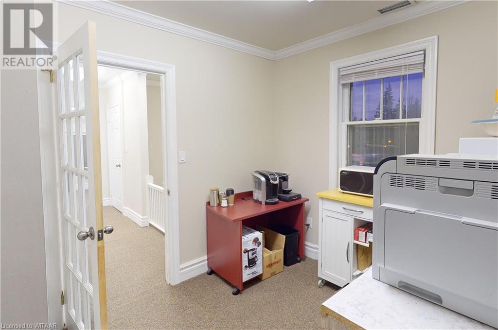 28 Wellington Street N Property Photo 18