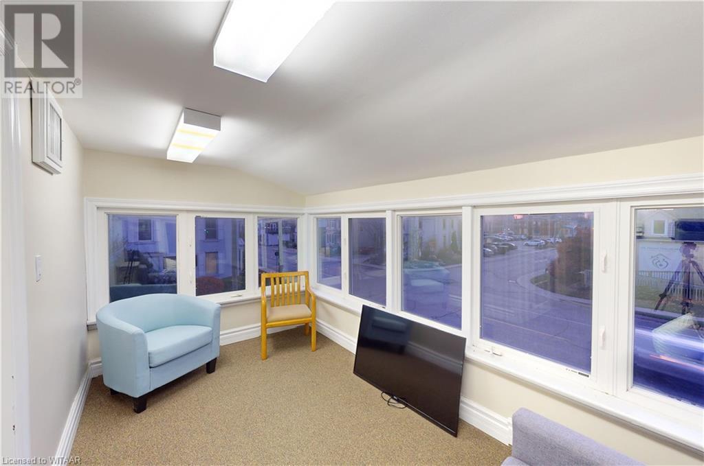28 Wellington Street N Property Photo 21