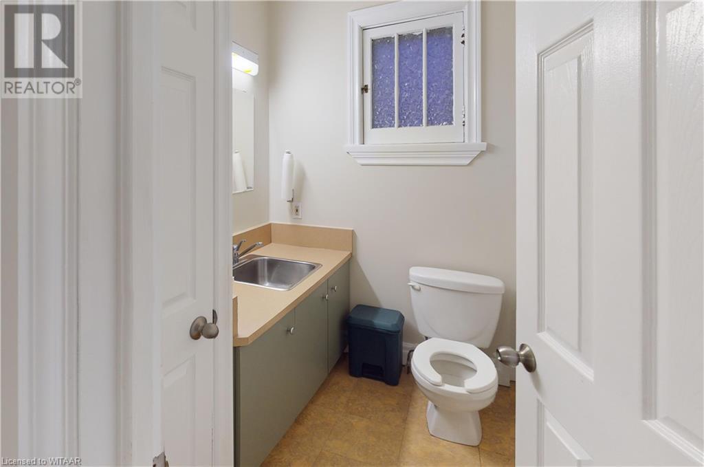 28 Wellington Street N Property Photo 22