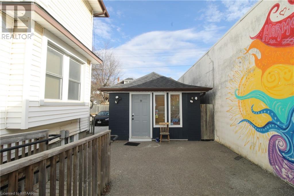 39 Norfolk Street N Property Photo 5