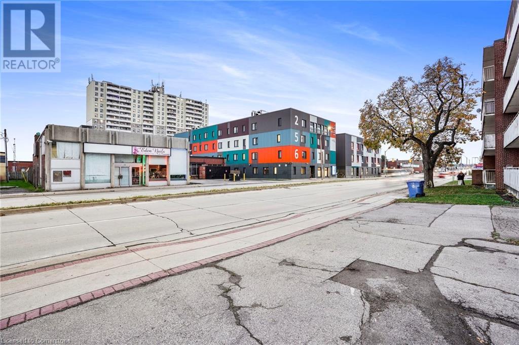 276 Parkdale Avenue N Property Photo 2