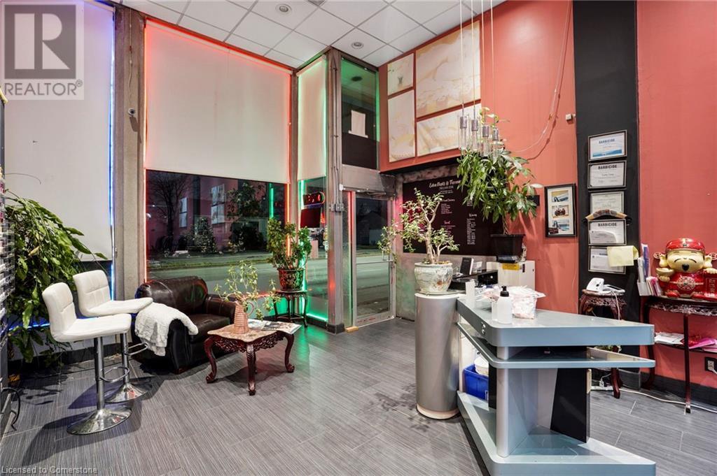 276 Parkdale Avenue N Property Photo 4