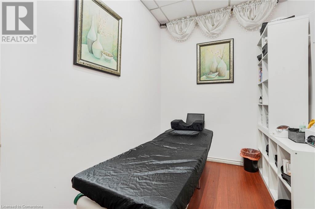 276 Parkdale Avenue N Property Photo 11
