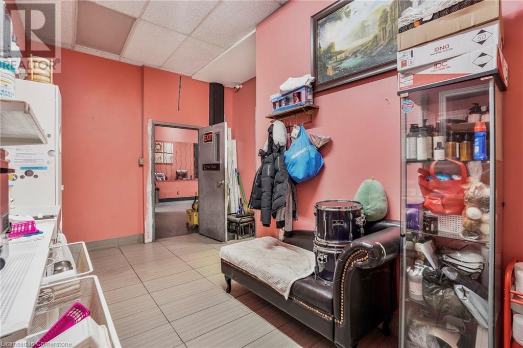 276 Parkdale Avenue N Property Photo 15