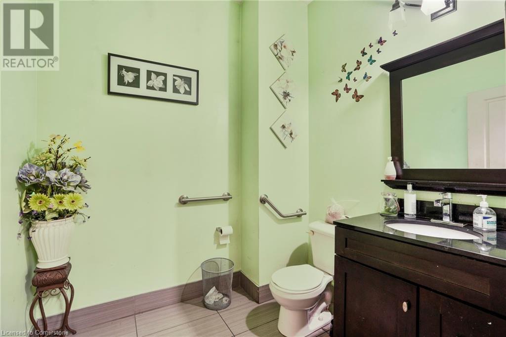 276 Parkdale Avenue N Property Photo 16