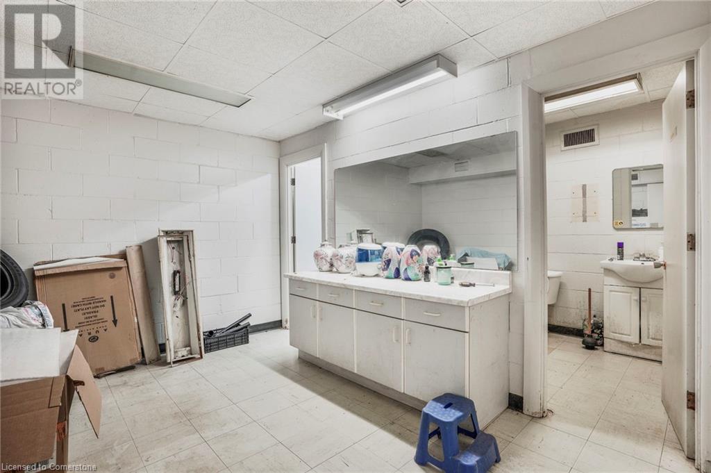 276 Parkdale Avenue N Property Photo 21
