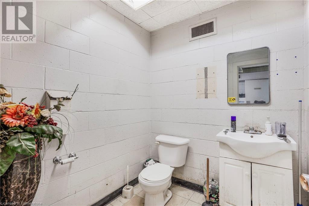 276 Parkdale Avenue N Property Photo 22