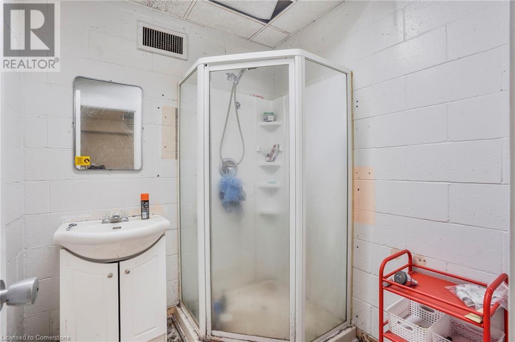 276 Parkdale Avenue N Property Photo 23