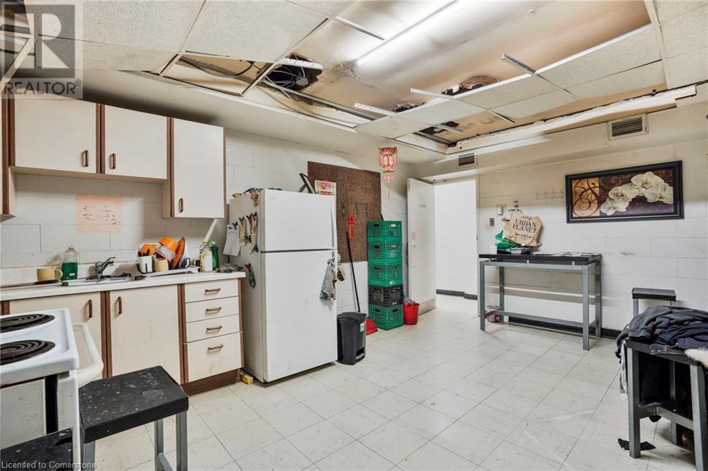 276 Parkdale Avenue N Property Photo 27