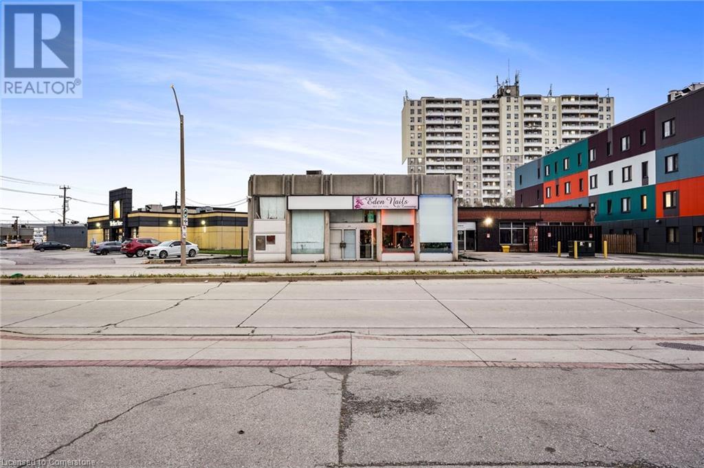 276 Parkdale Avenue N Property Photo 33