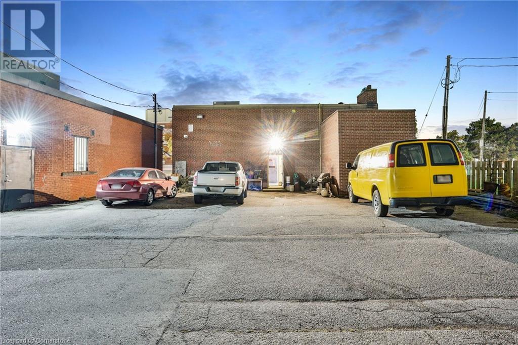 276 Parkdale Avenue N Property Photo 34