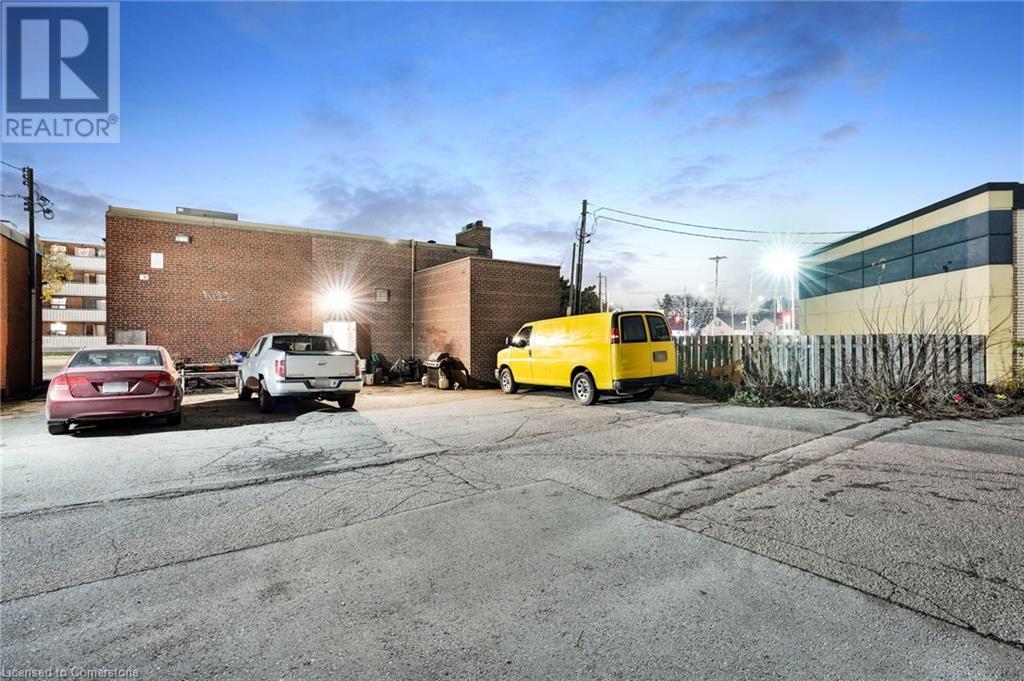 276 Parkdale Avenue N Property Photo 35
