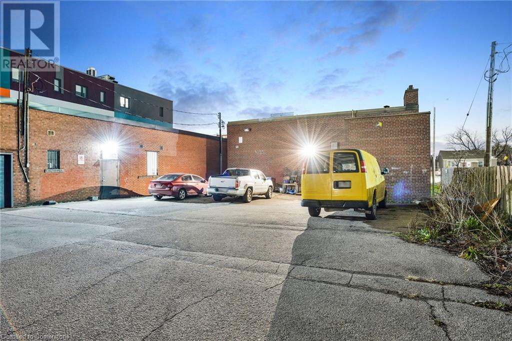 276 Parkdale Avenue N Property Photo 36